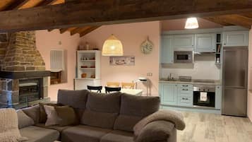 Smart TV, fireplace, ping pong, books