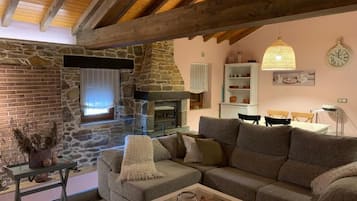 Smart TV, fireplace, ping pong, books