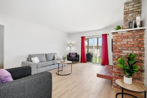 Smart TV, fireplace, printers - Newly renovated 3 bdr home. Just 15 min to the beach, 24 hour pancakes & SpaceX. (Hawthorne)