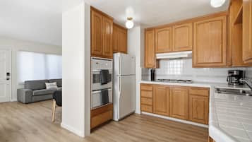 KĂŒhlschrank, Mikrowelle, Ofen, Herdplatte