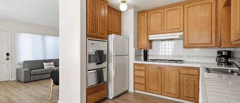 Kühlschrank, Mikrowelle, Ofen, Herdplatte