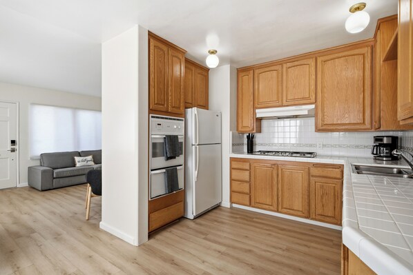 Fridge, microwave, oven, stovetop - Newly renovated 3 bdr home. Just 15 min to the beach, 24 hour pancakes & SpaceX. (Hawthorne)