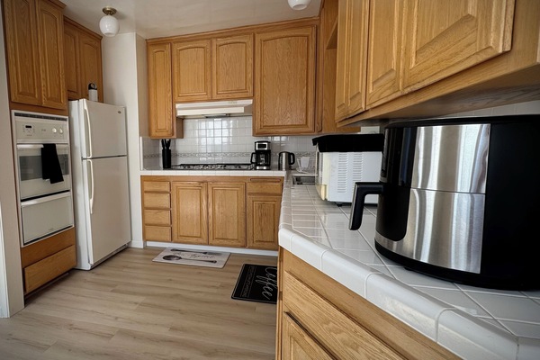 Een koelkast, een microgolfoven, een oven, een kookplaat