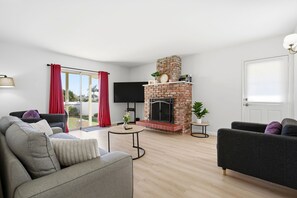 Smart TV, fireplace, printers - Newly renovated 3 bdr home. Just 15 min to the beach, 24 hour pancakes & SpaceX. (Hawthorne)