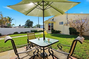 Outdoor dining - Newly renovated 3 bdr home. Just 15 min to the beach, 24 hour pancakes & SpaceX. (Hawthorne)