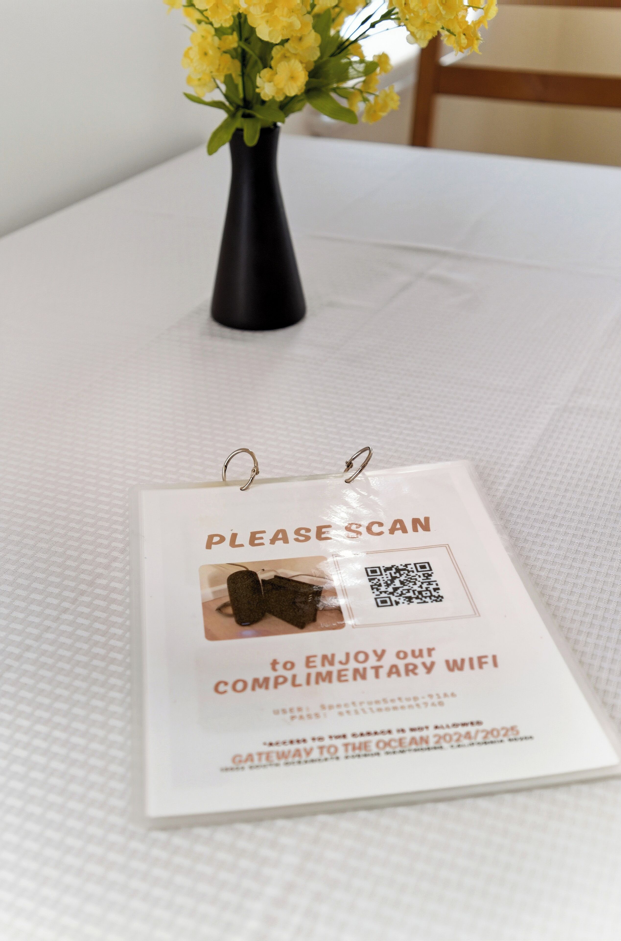 Ein Schild auf einem Tisch mit einem QR-Code und Informationen zu kostenlosem WLAN.