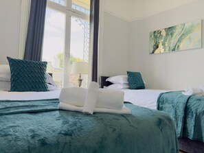 2 habitaciones, tabla de planchar con plancha, wifi y ropa de cama 