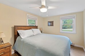 3 bedrooms, iron/ironing board, WiFi, bed sheets - Gorgeous house on Highland Lake next to Pleasant Mountain! (Bridgton)