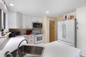 Microondas, horno, placa de cocina, lavavajillas