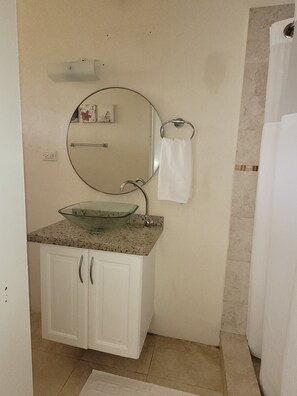 Shower, hair dryer, towels, toilet paper - De Terrace 3 (Oistins)