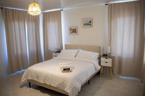 3 bedrooms, desk, iron/ironing board, travel crib