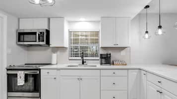 Geladeira, micro-ondas, fogão, cooktop