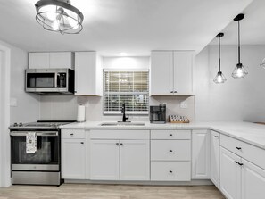 Een koelkast, een microgolfoven, een oven, een kookplaat