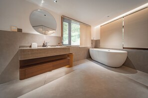 Lichun Deluxe Room With Mountain View And Whole House Heating (Deep Soaking Tub, Bamboo Landscape, H | Bathroom | Slippers - ZhangJiaJieFuXiErYi (Zhangjiajie)