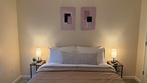 4 bedrooms, iron/ironing board, WiFi, bed sheets - Spacious townhome ideally located in Grayson with private backyard. Sleeps 8 (Grayson)