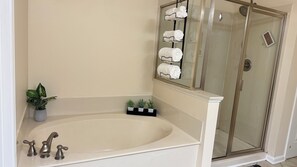 Hair dryer, towels, soap, toilet paper - Spacious townhome ideally located in Grayson with private backyard. Sleeps 8 (Grayson)