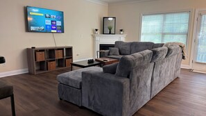 Living area - Spacious townhome ideally located in Grayson with private backyard. Sleeps 8 (Grayson)