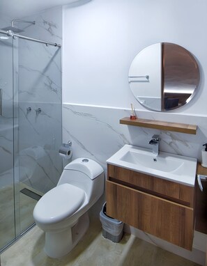 Shower, free toiletries, hair dryer, towels - Valymar Inn (Cali)