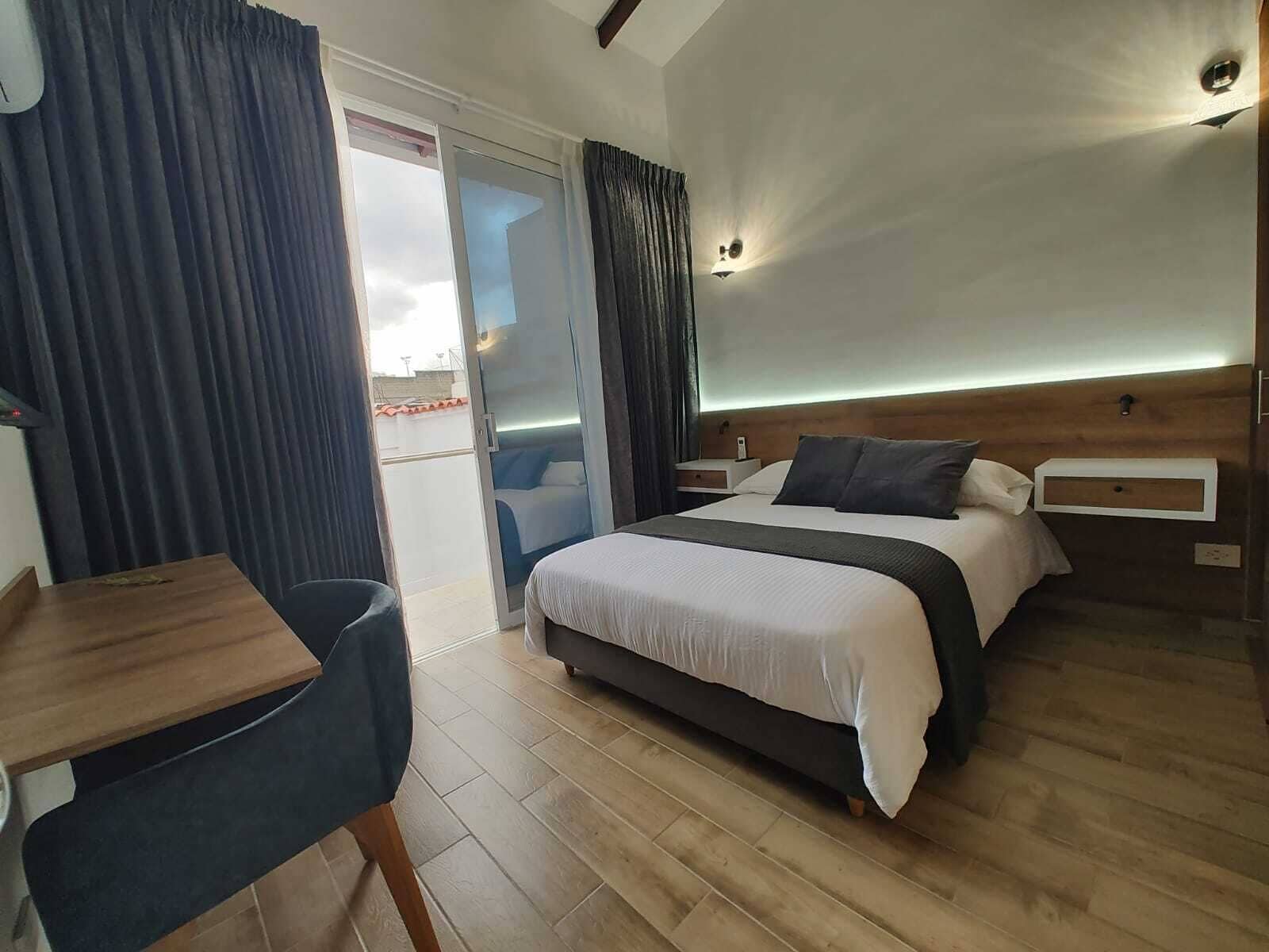 Habitación Deluxe doble, baño privado | Cortinas opacas y wifi gratis