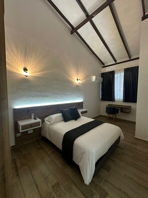 Deluxe Double Room, Private Bathroom | Blackout drapes, free WiFi - Valymar Inn (Cali)