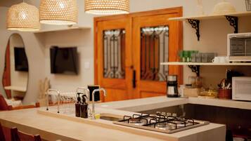 Refrigerador, microondas, horno, placa de cocina