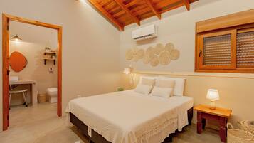 3 habitaciones, escritorio y tabla de planchar con plancha