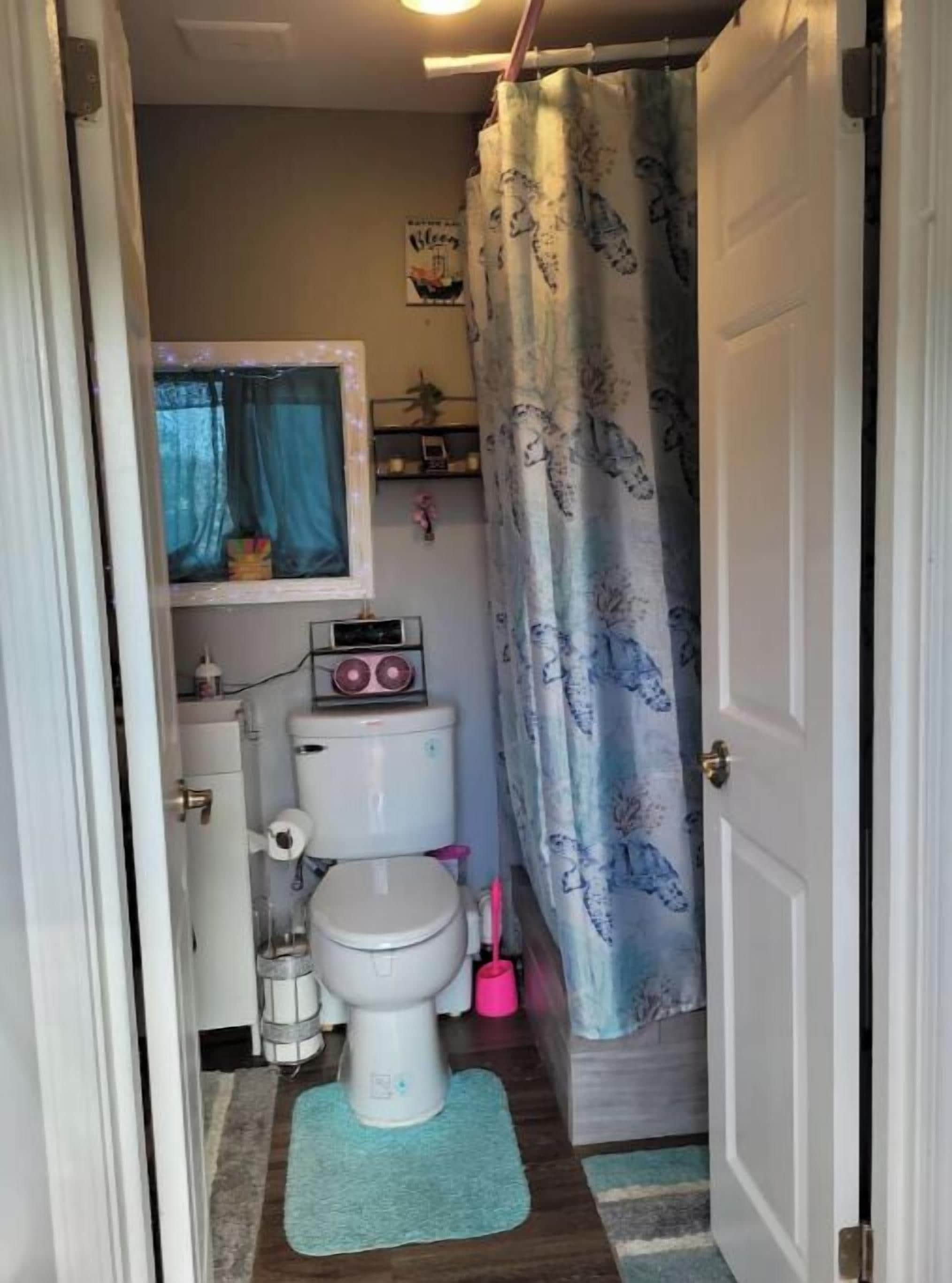 Sèche-cheveux, serviettes fournies, savon, papier toilette