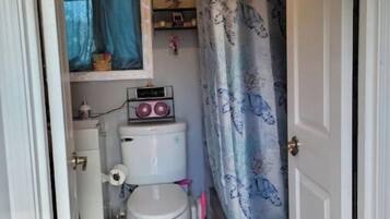 SĂšche-cheveux, serviettes fournies, savon, papier toilette