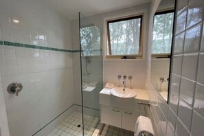 Bathroom - The Hastings Beach Houses (Noosa Heads)