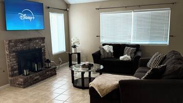 Een smart-tv en een open haard