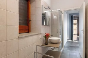 Doccia, asciugacapelli, bidet, asciugamani