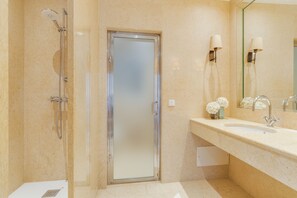 Shower, hair dryer, towels, toilet paper - Sublime View Villa by Atlantic Holiday (Funchal)