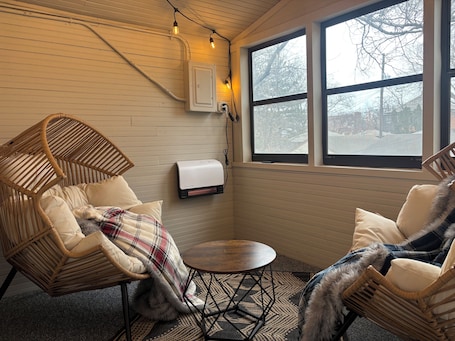 Interior. Charming 2 BR Top Floor Retreat in NE Mpls Arts District!