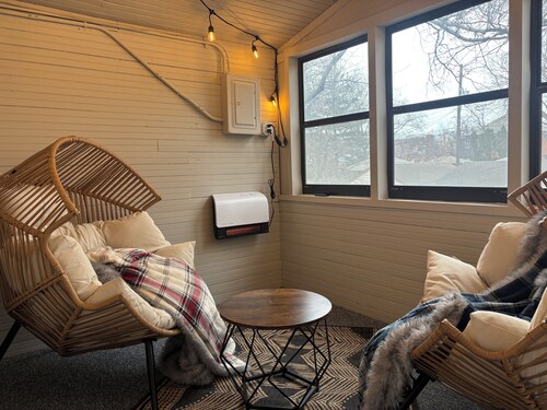 Charming 2 BR Top Floor Retreat in NE Mpls Arts District! 