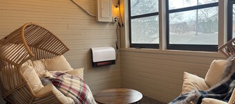 Charming 2 BR Top Floor Retreat in NE Mpls Arts District! 