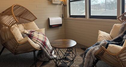 Charming 2 BR Top Floor Retreat in NE Mpls Arts District!