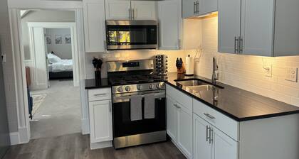 Charming 2 BR Top Floor Retreat in NE Mpls Arts District!