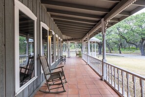 Terrace/patio - Charlie IV House at Y.O. Ranch Headquarters - 4-Bedroom Ranch Stay (Mountain Home)