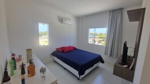 6 slaapkamers, een bureau, een strijkplank/strijkijzer, gratis wifi