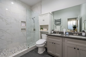 Douche, séchoir à cheveux, bidet, serviettes fournies