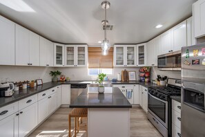 Fridge, microwave, oven, stovetop - Entire home Luxury K-Stay 4BR En Suite Gameroom Near LA Disney Universal (Glendora)