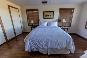 3 bedrooms - Historic 3-Bedroom Y.O. Ranch House - Authentic Charm and Modern Comforts (Mountain Home)