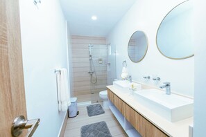 Een douche, een haardroger, handdoeken, zeep