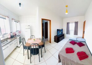 2 soverom, skrivebord, strykejern/-brett og wi-fi