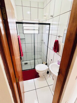 Regadera, toallas, papel de baño
