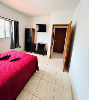 2 soverom, skrivebord, strykejern/-brett og wi-fi