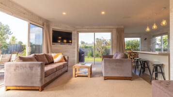 Smart TV, reproductor de DVD, libros, videoteca