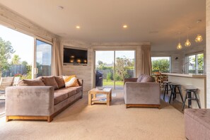 Smart-tv, een dvd-speler, boeken en een filmbibliotheek