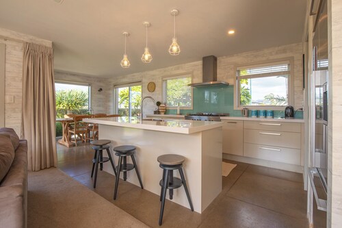 Stunning Surfers 4 Bedroom Beach House 