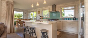 Stunning Surfers 4 Bedroom Beach House 